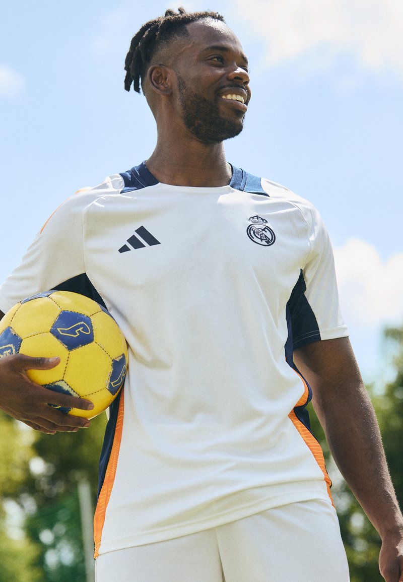 adidas Performance REAL MADRID 24/25 JERSEY - Sporto klubų atributika - white/team navy blue/crew orange