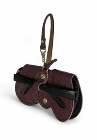 Portefeuille en cuir bordeaux avec des accents noirs, design arrondi, quincaillerie dorée et une bandoulière détachable. Surface texturée avec des coutures visibles.