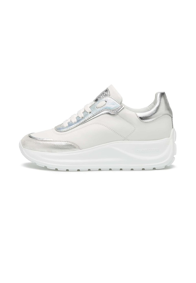 Sneaker bianco con dettagli argentati, caratterizzato da una tomaia in pelle liscia, pannelli testurizzati, punta arrotondata e una spessa suola bianca.