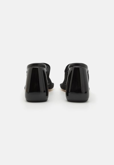 Schwarze, offene Mules mit hohen, glänzenden Absätzen, einer glatten Textur und einem minimalistischen Design. Das Innere ist weich und an den Fuß angepasst für zusätzlichen Komfort.