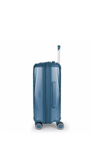 Maleta rígida azul con un diseño aerodinámico, superficie texturizada y asa retráctil. Cuenta con cuatro ruedas para una fácil movilidad.