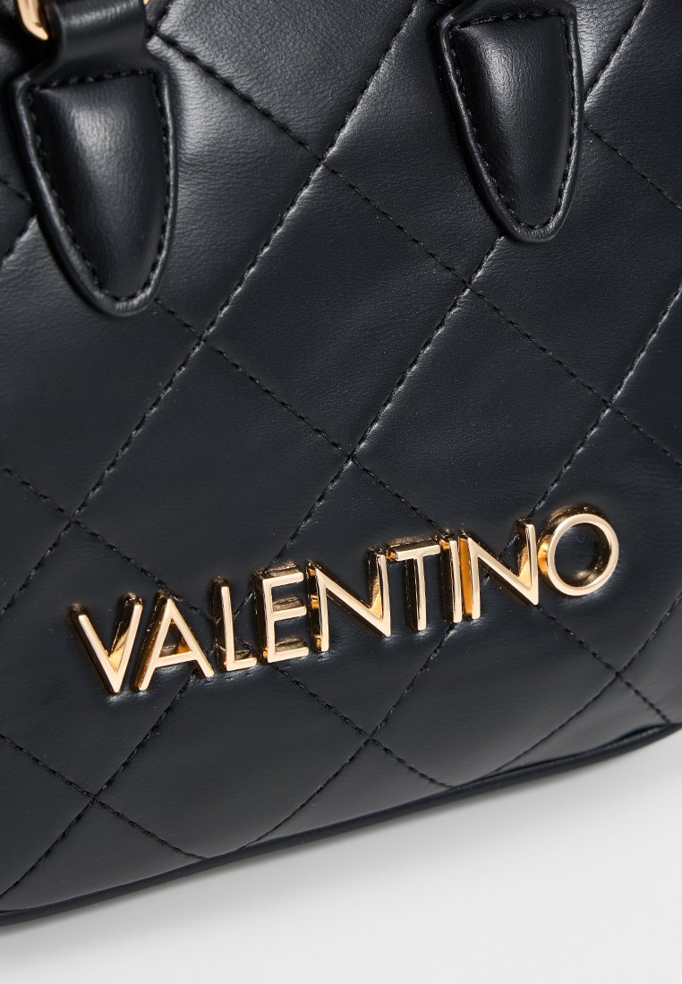 Schwarze gesteppte Ledertasche mit goldenem VALENTINO-Logo und sichtbaren Ledergriffen an der Oberseite.