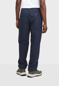 Marineblauwe cargobroek met een ontspannen pasvorm, voorzien van achterzakken en een zijvak, gemaakt van lichtgewicht, gladde stof.