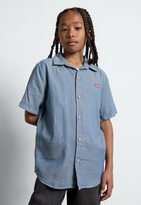 Korte mouwen blauwe overhemden met een textuur, voorzien van een rood Levi's logo, houten knopen en een klassieke kraag.