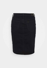 Falda lápiz de mezclilla negra con cintura media, bolsillos traseros y detalles de costura sutiles. El dobladillo es recto y ligeramente curvado en la parte inferior.