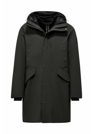 Cappotto imbottito verde scuro con cappuccio, dotato di chiusure a bottoni a pressione, due grandi tasche frontali e una superficie esterna liscia.