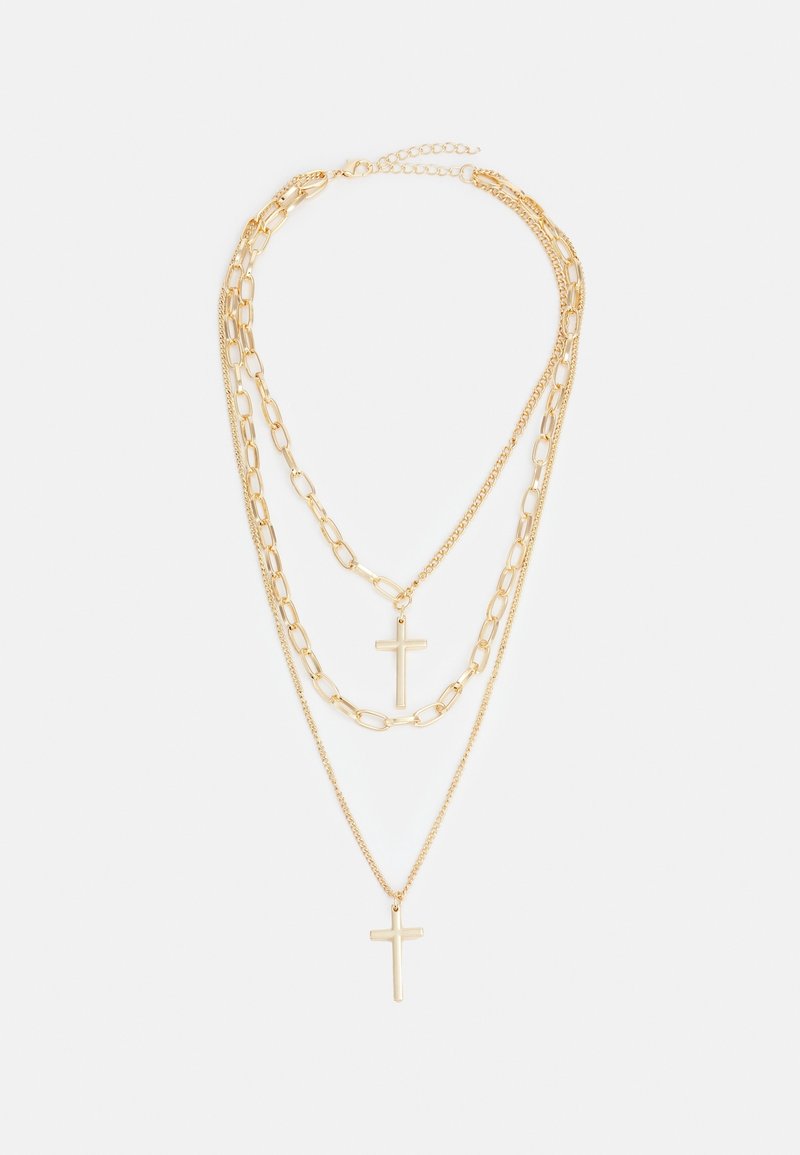 Collier chaîne en or à trois couches avec deux pendentifs croix, présentant un mélange de maillons fins et épais.