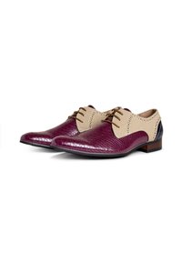 Bordeaux leren dresschoenen met een gestructureerde, reptiel geïnspireerde afwerking, beige geperforeerde bovenkant en donkere hakaccenten.