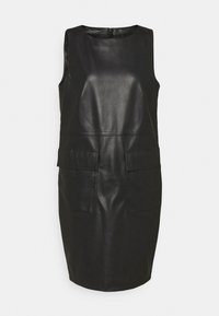 Abito senza maniche in pelle nera con silhouette aderente, due tasche frontali e chiusura con cerniera sul retro. Texture liscia con un design moderno.