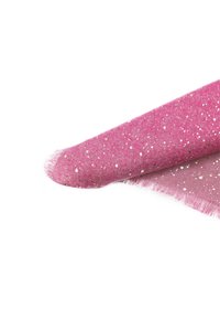 Tessuto rosa con una superficie texturizzata, caratterizzato da spruzzi metallici dorati e bianchi. Bordo grezzo con dettagli sfilacciati, texture morbida e flessibile.