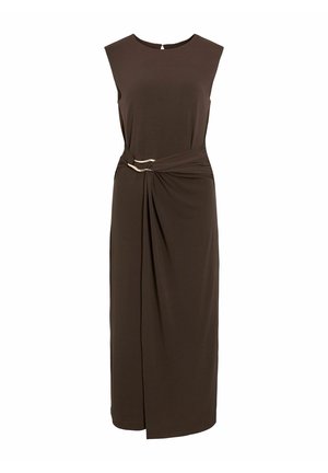 Robe midi marron foncé sans manches avec encolure ronde, tissu drapé rassemblé à la taille avec deux accents de boucles dorées.