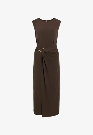 Robe midi marron foncé sans manches avec encolure ronde, tissu drapé rassemblé à la taille avec deux accents de boucles dorées.
