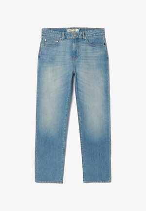 Svijetloplavi traperice s ravnim nogavicama, pet džepova i malo izblijedjelim pranjem. Imaju srebrne metalne dijelove i oznaku na pojasu s brendom.