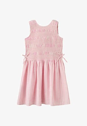 Robe rose sans manches avec un corsage smocké, des rayures verticales sur la jupe, et de petits nœuds latéraux près de la taille, présentée sur un fond blanc.