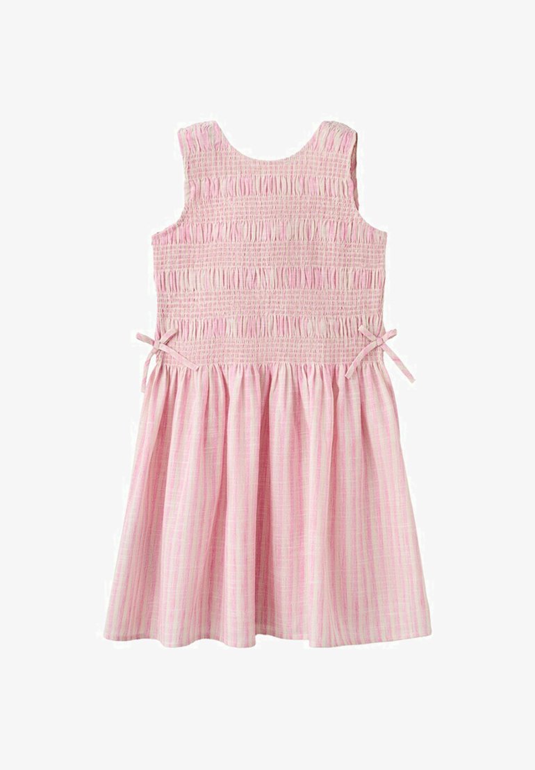 Robe rose sans manches avec un corsage smocké, des rayures verticales sur la jupe, et de petits nœuds latéraux près de la taille, présentée sur un fond blanc.