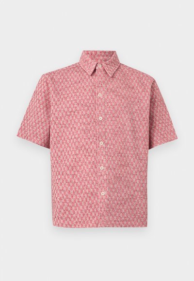 Πουκάμισο με κοντά μανίκια και κουμπιά, με ροζ και λευκό υφασμάτινο καρό σχέδιο και μυτερό γιακά, σε μονόχρωμο φόντο.