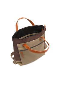 Rudas audinys ir šviesiai ruda dirbtinės odos rankinė su užtrauktuku, dviem rudomis rankenomis ir išorine kišenę su užtrauktuku. Pridedamas reguliuojamas diržas.