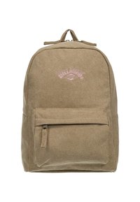Zaino in tessuto beige con superficie liscia e texture. Presenta una tasca frontale con zip e un logo ricamato rosa. Forma semplice e arrotondata.