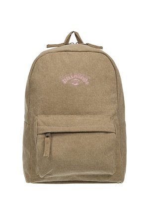 Zaino in tessuto beige con superficie liscia e texture. Presenta una tasca frontale con zip e un logo ricamato rosa. Forma semplice e arrotondata.