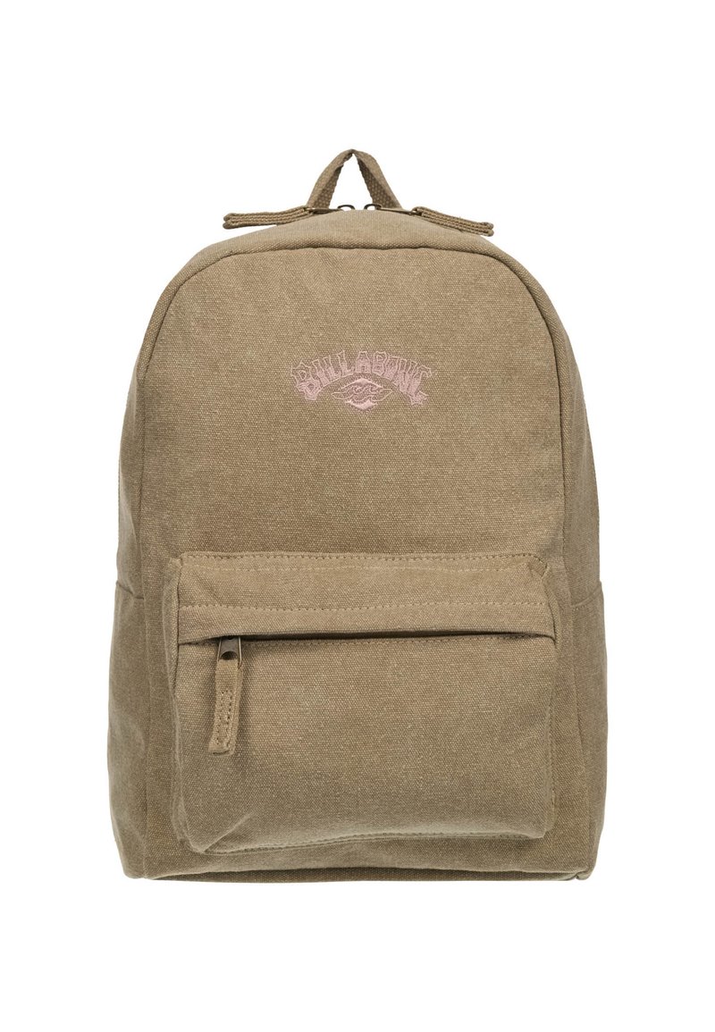 Zaino in tessuto beige con superficie liscia e texture. Presenta una tasca frontale con zip e un logo ricamato rosa. Forma semplice e arrotondata.