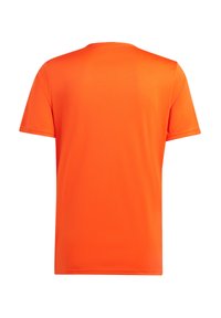 T-shirt à manches courtes en orange vif, fabriqué en tissu lisse et léger. Il possède un col rond et un dos simple, sans embellissement.