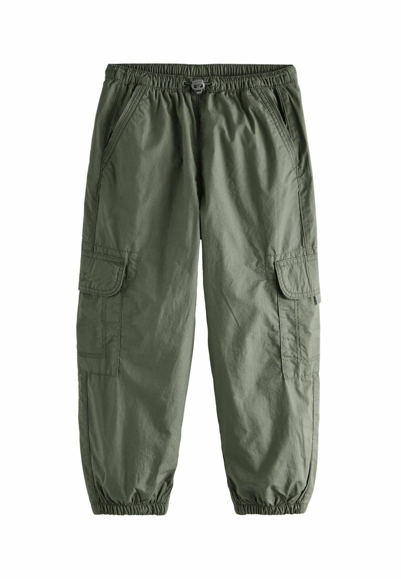 Pantalon cargo vert olive avec taille élastique, cordon de serrage, poches latérales à rabat et poignets élastiques aux chevilles.
