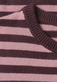 Gros plan d'un pull tricoté avec des rayures horizontales alternées violet foncé et rose clair et un col côtelé plié.
