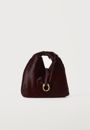 Sac à main en fourrure douce marron foncé avec une poignée arrondie et un détail d'anneau circulaire doré au centre avant.
