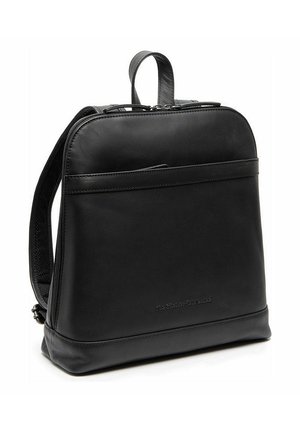 Sac à dos en cuir noir avec poignée supérieure, bretelles rembourrées, poche zippée à l'avant et embossage discret de la marque sur fond blanc.