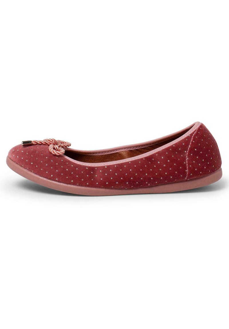 Ballerine in suede rosso con pois bianchi, caratterizzate da un accento in corda intrecciata sulla punta e una suola in gomma flessibile di colore chiaro.