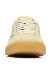 Zapatillas de ante beige con un acabado texturizado, cordones planos y una suela de goma. Presentan un diseño casual y una marca sutil.