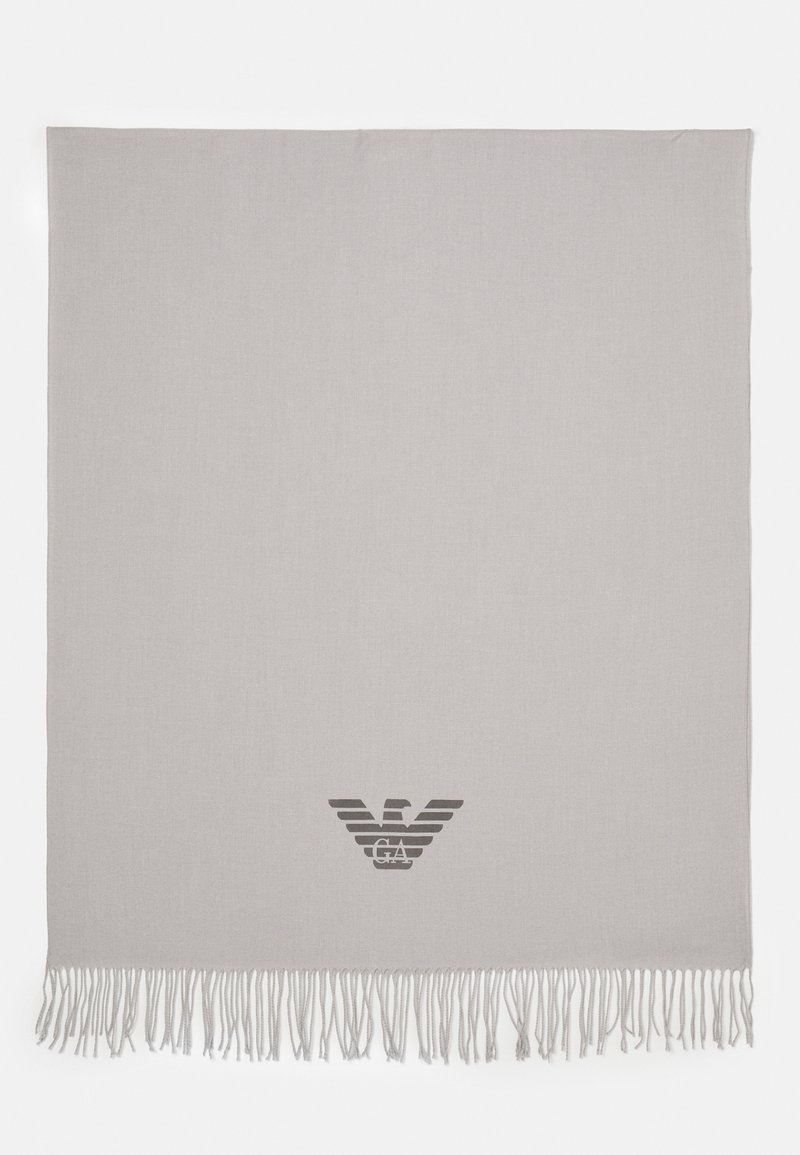 Sciarpa grigia intrecciata con bordi frangiati e un logo nero che presenta ali stilizzate e le lettere "GA" in basso. Tessuto liscio, forma rettangolare.