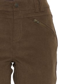 Rudi korduroviniai kelnės su tekstūruotu paviršiumi, turi priekinę kišenę su užtrauktuku, tvirtą siūlę ir tradicinę juosmens juostą.