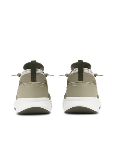 Zelené a béžové sportovní boty s bílou podešví, s texturovaným svrškem, nastavitelným šněrováním a poutkem na patě.