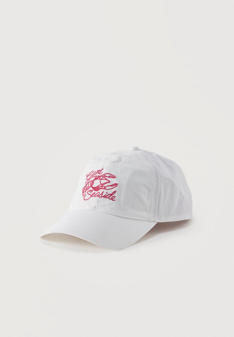Λευκό καπέλο μπέιζμπολ με κέντημα κόκκινης αστακού και κόκκινο κείμενο που γράφει "Gant Seaside" στην μπροστινή επιφάνεια, εμφανίζεται σε απλό φωτεινό φόντο.