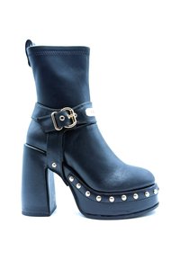 Stivale alla caviglia in pelle nera con tacco a blocco alto, dotato di una cinghia con fibbia, accenti in hardware dorato e dettagli con borchie lungo la suola.
