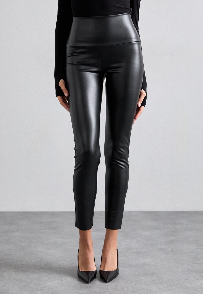Sorte faux læder leggings med høj talje, glat tekstur og tætsiddende silhuet, der slutter lige over anklen.