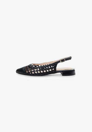 Chaussure slingback tissée noire avec un design ouvert, un bout pointu et un petit talon carré. Équipée d'une sangle de cheville réglable avec une boucle.