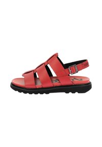 Sandalias sintéticas rojas con tres correas horizontales, hebilla ajustable en el tobillo, plantilla acolchada y suela de goma negra con tracción.