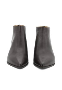 Stivali alla caviglia in pelle marrone con punta appuntita, texture liscia e chiusura con zip sul retro, con una suola nera a profilo basso.