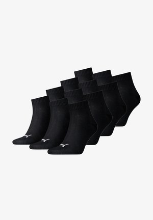 Schwarze Knöchelsocken, die in einem Stapel angeordnet sind. Mit einem gerippten Bündchen und einem kleinen weißen Logo an der Seite. Aus weichem Stoff gefertigt. Im Pack mit zehn Socken.