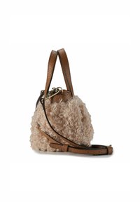 Bolso de mano de pelo beige texturizado con tejido rizado, correas de cuero marrón y un detalle de hardware dorado. Forma pequeña y redonda con correa ajustable.
