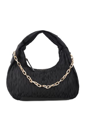 Geantă din material negru, pliat, cu mâner curbat moale și o lanț decorativ auriu în față.