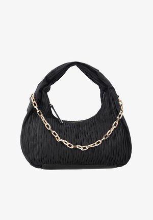 Geantă din material negru, pliat, cu mâner curbat moale și o lanț decorativ auriu în față.