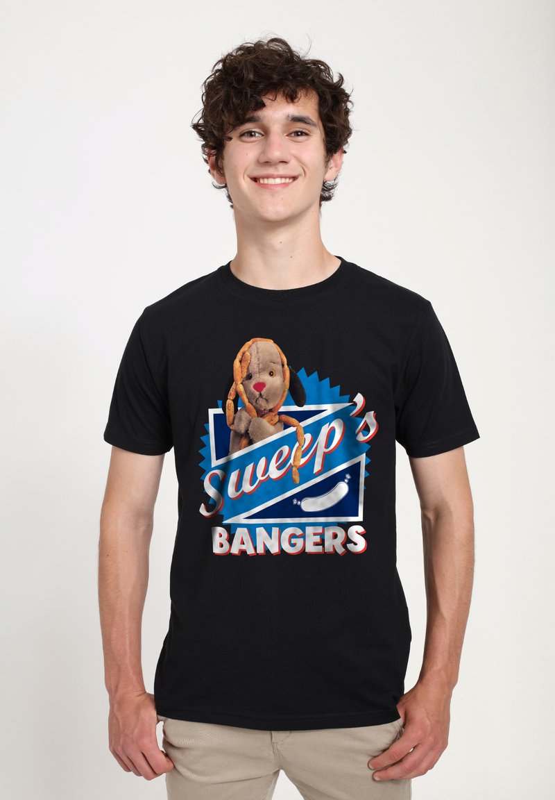 Svart t-shirt med en grafik av en tecknad hund som håller en korv, texten lyder "Sweep's Bangers" i djärva färger på en livlig bakgrund.