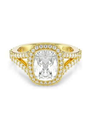 Goldener Ring mit großem rechteckigem klarem Edelstein, umgeben von kleineren runden Diamanten und einem diamantbesetzten geteilten Ringband.