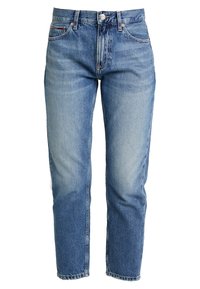 Vaqueros de denim azul con cintura alta, pernera recta, botón en la parte delantera y diseño de cinco bolsillos, que muestran un ligero desgastado.