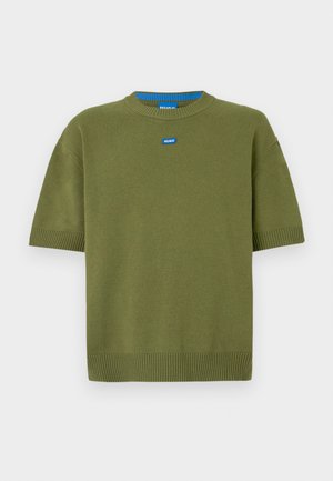 Maslinasto zeleni kratki pleteni pulover s okruglim izrezom, rebrastim rubovima i plavom logotip oznakom na prsima. Mekan na dodir, opuštenog kroja.
