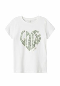 Biała bawełniana koszulka z krótkim rękawem, z zielonym sercem w leopardzi wzór i napisem "LOVE" z złotym akcentem poniżej, który brzmi "your Self."