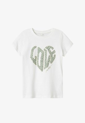 Biała bawełniana koszulka z krótkim rękawem, z zielonym sercem w leopardzi wzór i napisem "LOVE" z złotym akcentem poniżej, który brzmi "your Self."